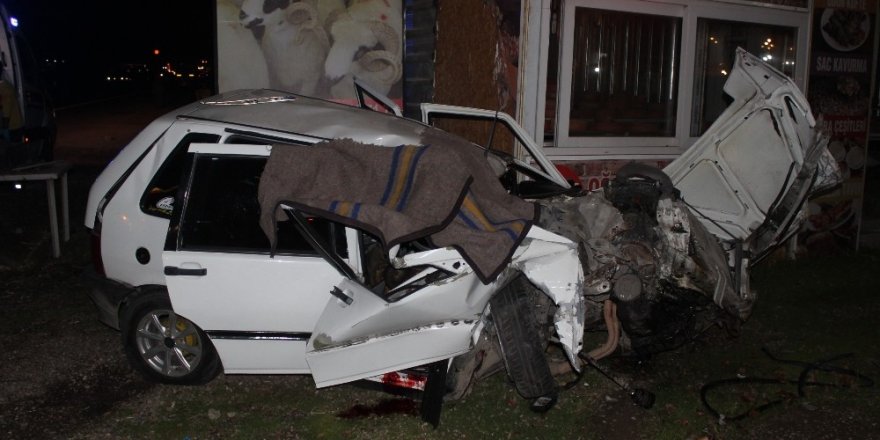 Manisa’da otomobil tıra arkadan çarptı: 1 ölü, 1 yaralı