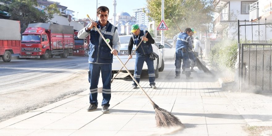 Başkan Murat Köse sokakları süpürdü