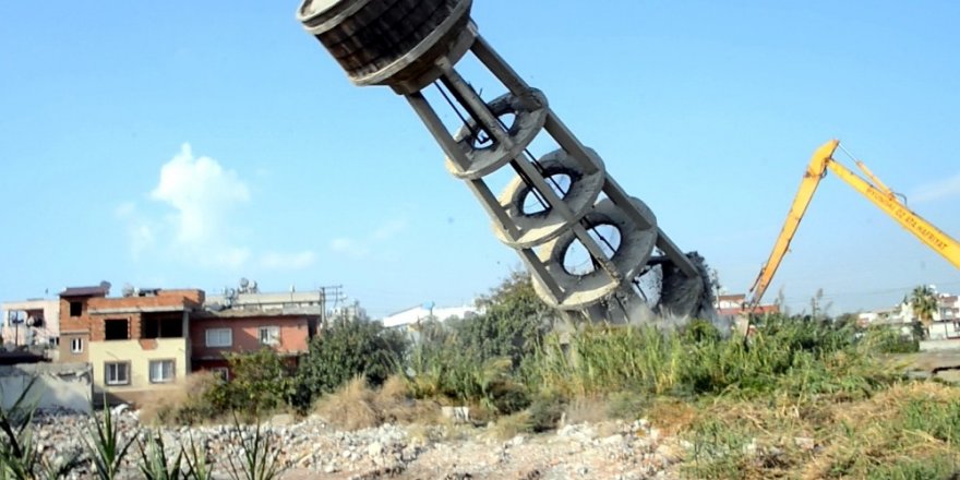 Mersin’de tehlike oluşturan su kulesi yıkıldı