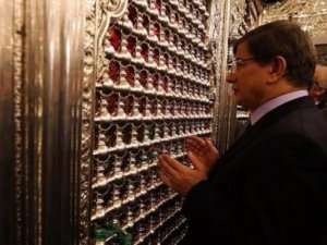 Davutoğlu'ndan Hz. Hüseyin'in türbesinde dua