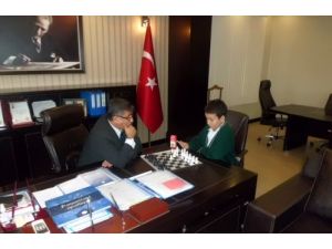 Satranç Turnuvasında Birinci Gelen Öğrenci Tablet Bilgisayarla Ödüllendirildi