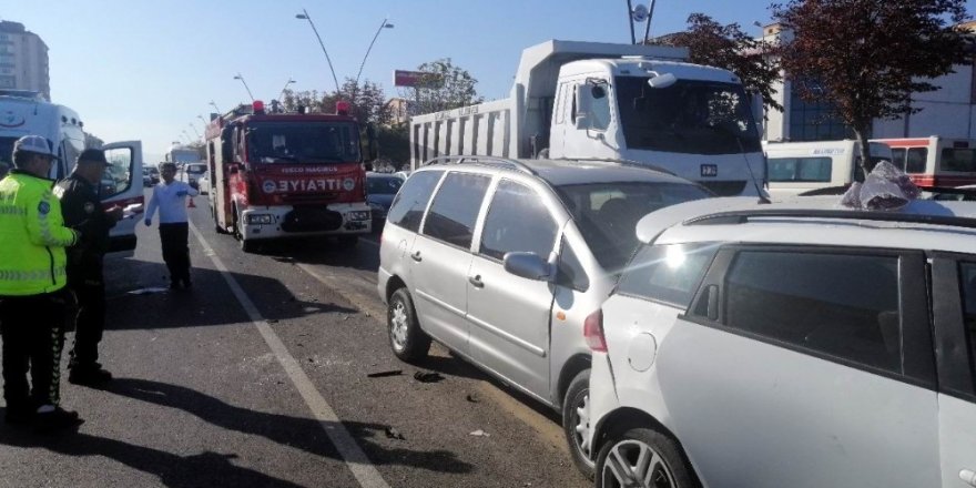 Kayseri’de 4 aracın karıştığı zincirleme trafik kazası: 5 yaralı