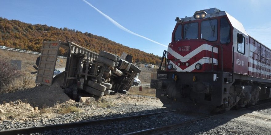Afyonkarahisar’da tren hafriyat kamyonuna çarptı: 1 yaralı