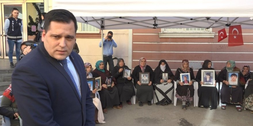 AP üyesi Zdechovsky’den HDP önünde evlat nöbeti tutan ailelere ziyaret