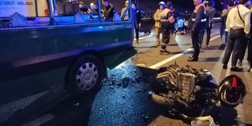 Cenaze aracına motosiklet arkadan çarptı: 1’i ağır 5 yaralı