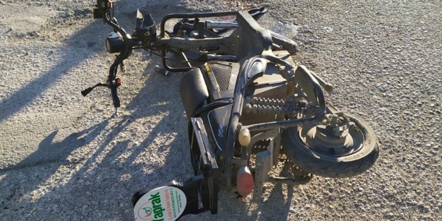 Minibüsle çarpışan elektrikli bisiklet sürücüsü ağır yaralandı