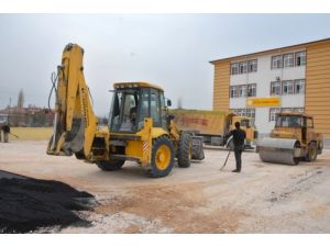 Suluova’da Okul Sahaları Asfalt Oluyor