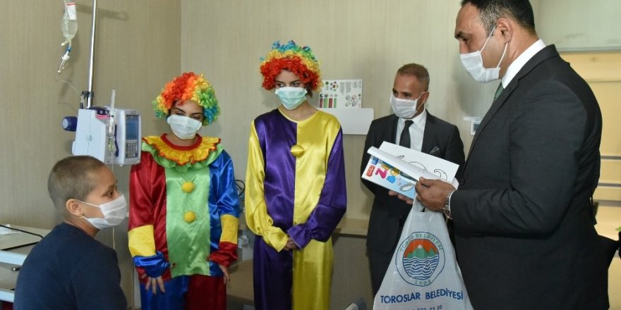 Başkan Yılmaz maske taktı, lösemili çocuklara moral verdi