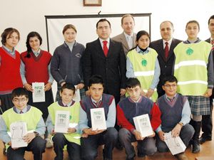 Karaman valiliği öğrencilere kitap dağıtıyor 