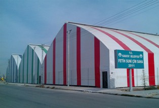 Karatay'da suni çim sahaların üzeri kapatıldı