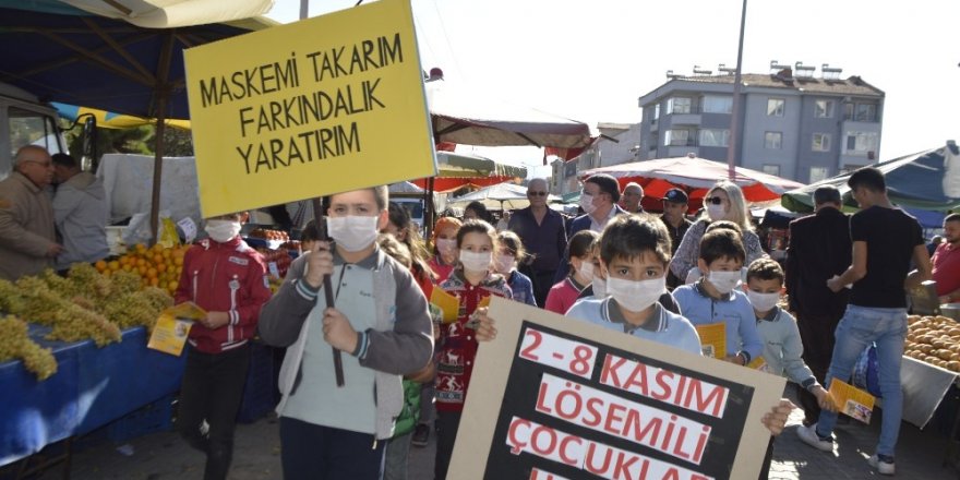 Lösemili çocuklar için maske takıp pazaryerinde dolaştılar
