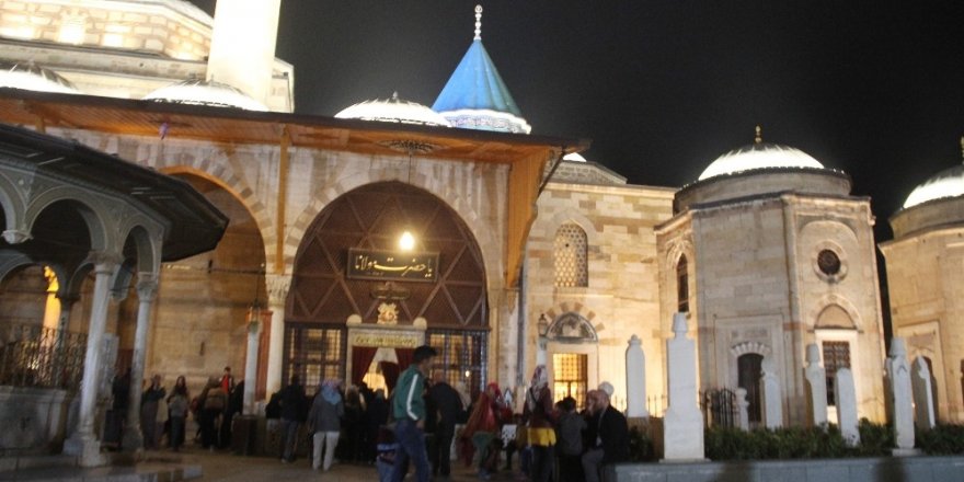 Mevlit Kandili’nde Mevlana Hazretleri Türbesi ve camiler doldu taştı