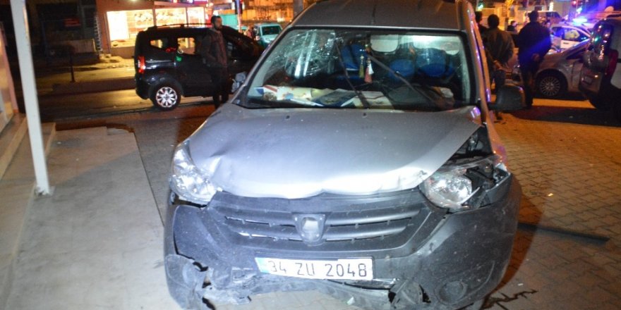 Esenyurt’ta hafif ticari araç, otomobile çarptı: 3 kişi yaralandı