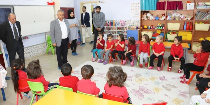 Başkan Zeybek ilkokul öğrencilerini ziyaret etti