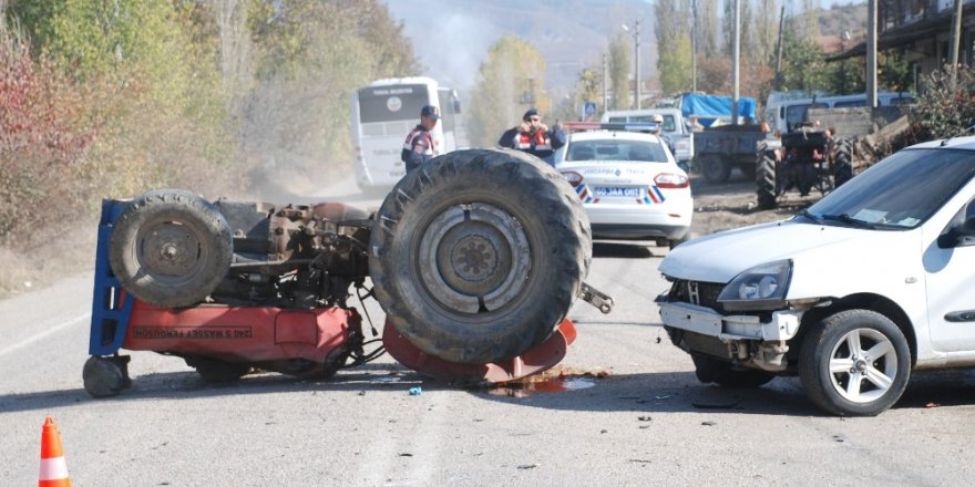 Tokat’ta otomobilin çarptığı traktör devrildi: 2 yaralı