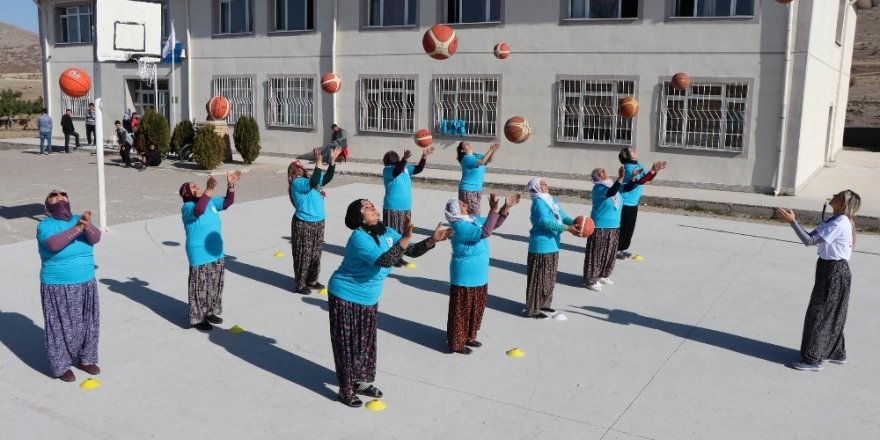 Şalvarlı kadınlar hayatlarında ilk kez basketbol oynadı