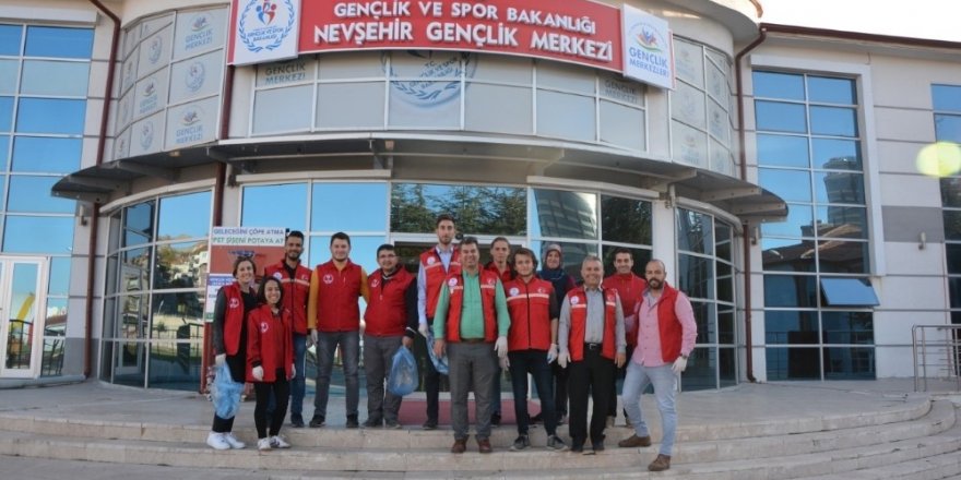 Kırmızı yelekliler daha temiz bir Nevşehir için izmarit toplama kampanyasına destek verdi
