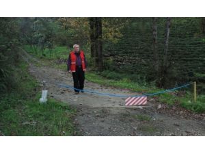 Çevreyi Rahatsız Edenlere Karşı Yolu Zincirle Kapattı
