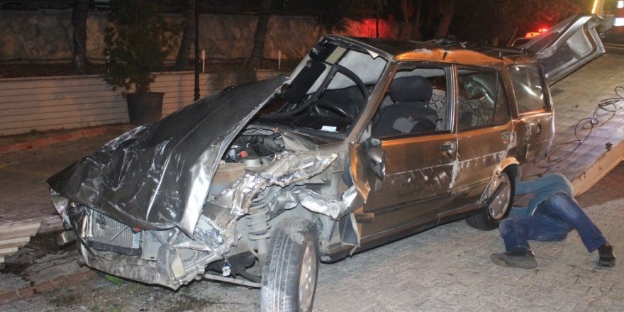Kontrolden çıkan otomobil restoranın bahçesine girdi: 1’i ağır 2 yaralı