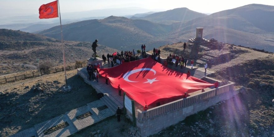 AKUT’tan 294 metrelik dev Türk bayrağı ile anma töreni