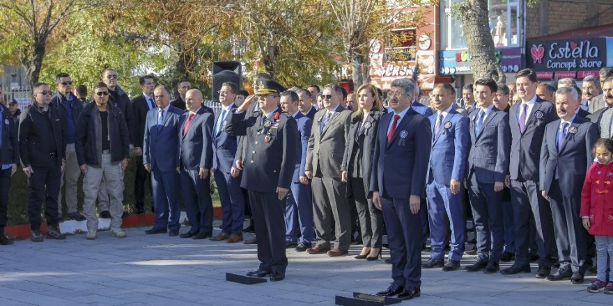 Van’da Atatürk’ü anma töreni