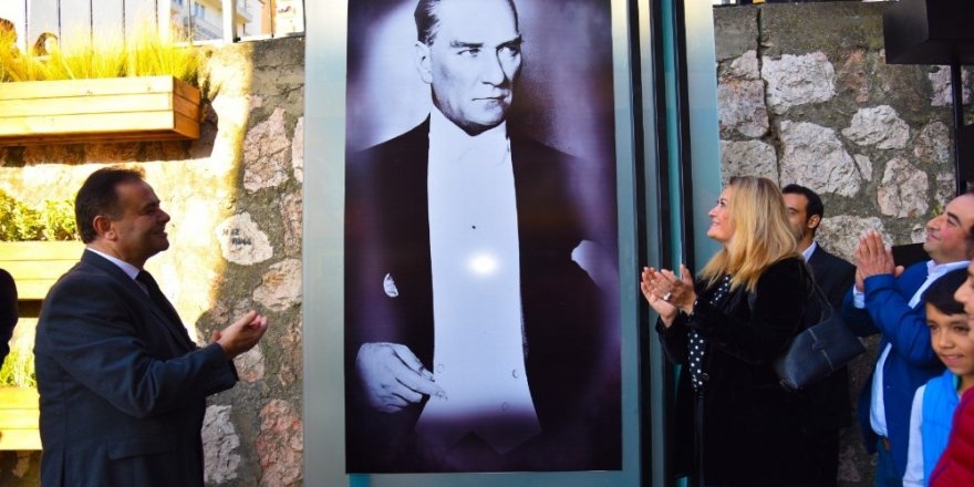 Atatürk’ün resimleri ve sözlerinin sergilendiği 100. Yıl Duvarı açıldı