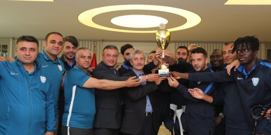 Türkiye Kupası’nı Onursal Başkan Tahmazoğlu’na hediye ettiler