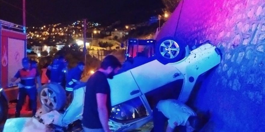 Antalya’da otomobil duvardan uçtu: 4 yaralı