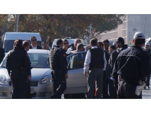 Tbmm Kapısında Başına Silah Dayayan Şahsı Milletvekili İkna Etti (2)