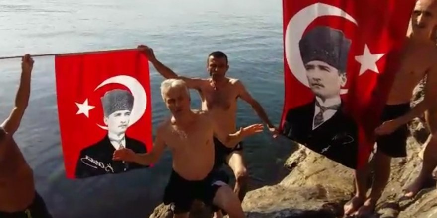 Saygı dalışı yapıp denizden Atatürk posteri çıkarttılar