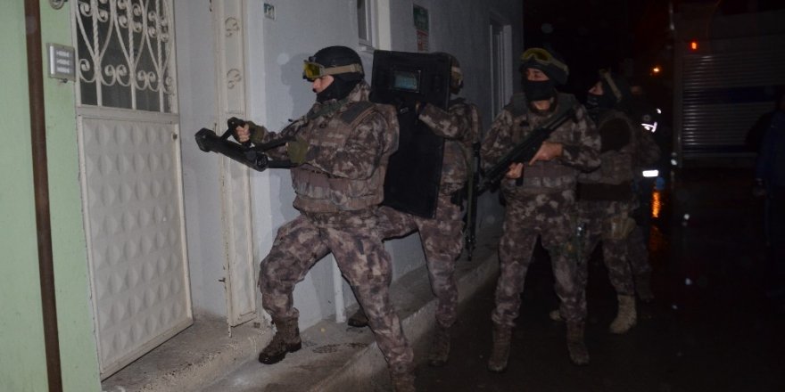 Bursa’da bin polisle şafak operasyonu, Özel harekat kapıları böyle kırdı
