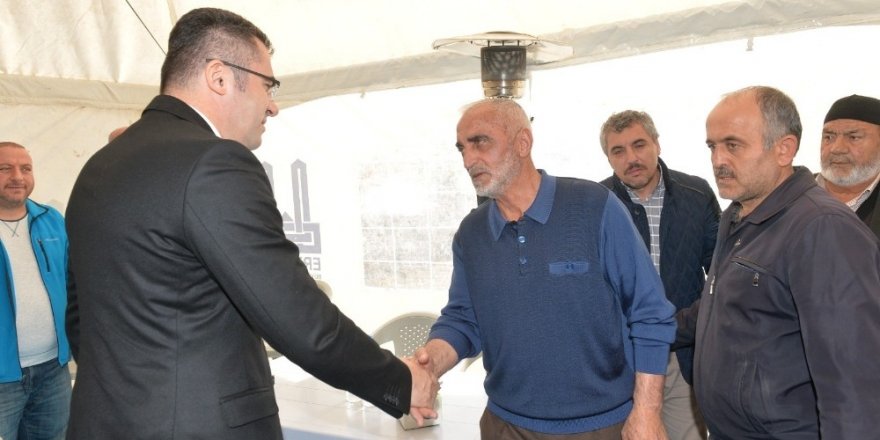 Vali Memiş, Antalya’daki evlerinde ölü bulunan 4 kişilik ailenin yakınlarına taziye ziyaretinde bulundu