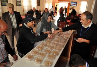 Karatay'dan 20 bin kişiye aşure ikramı
