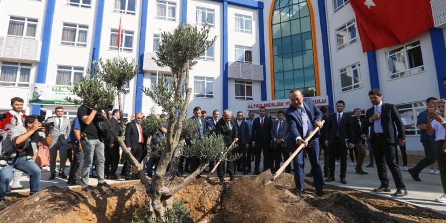 Bakan Çavuşoğlu Antalya’da ‘Geleceğe Nefes’ için ağaç dikti