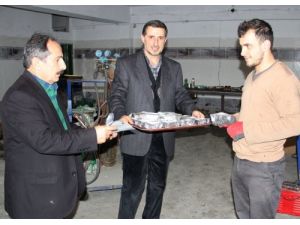Yaren Derneği Aşure Dağıttı