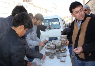 Karapınar'da aşure dağıtımı