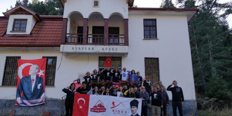 Atatürk Köşkü’nü kasımpatılarla süslediler