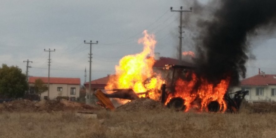 Gediz’de doğalgaz borusu patladı, iş makinesi alev alev yandı