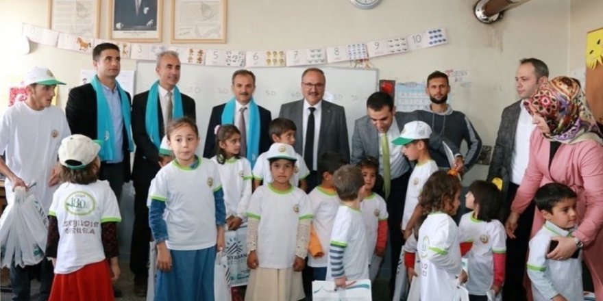 Belediye Başkanı Kılınç, köy okulu öğrencilerine kırtasiye malzemesi dağıttı