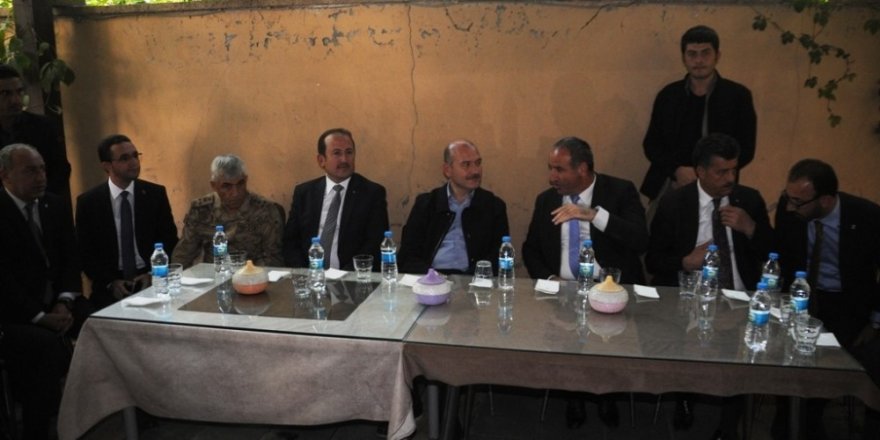 Bakan Soylu Cizre’de esnafı ziyaret edip vatandaşlarla çay içti