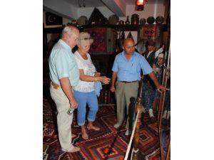 Alman Folklorcu, Tarihi Kilimlere Saygısından Çıplak Ayakla Bastı