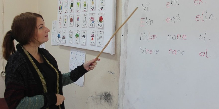 Ukraynalı genç kadın 3 haftada Türkçe okuma yazmayı öğrendi