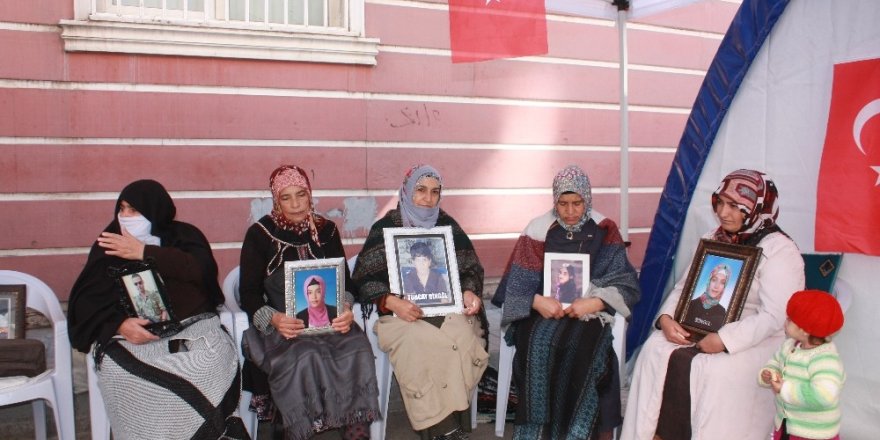 HDP önündeki ailelerin evlat nöbeti 71’inci günde