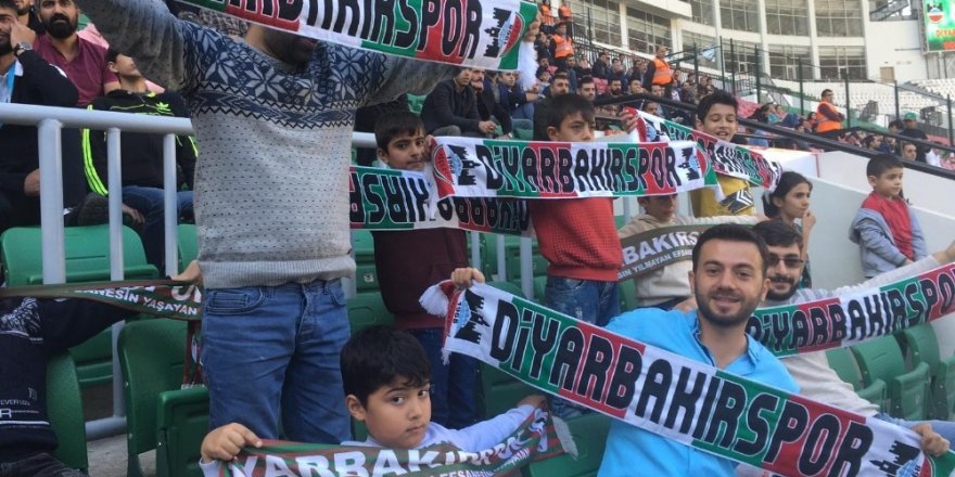 Diyarbakırspor’un taraftar grubu otizmli çocukları statta ağırladı