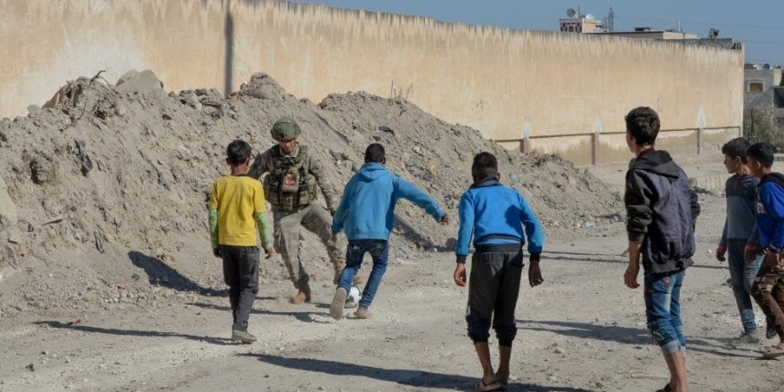 Türk askeri Rasulaynlı çocukların yanında