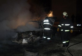 Park halindeki kamyonet yandı