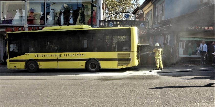 Kahraman şoför, içinde yolcularla birlikte yanan otobüsünü böyle söndürdü