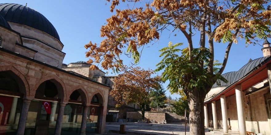 Seyyid Battal Gazi külliyesinde sonbahar güzelliği