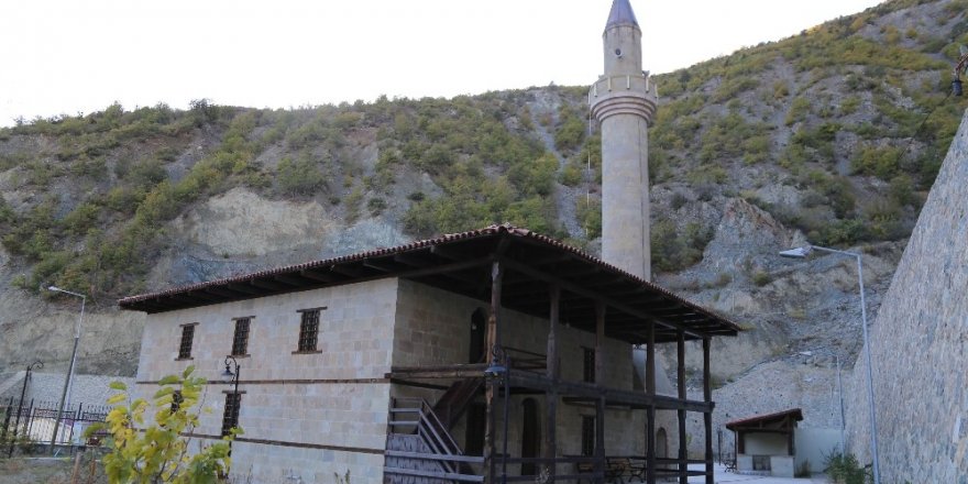 Sular altında kalmasına izin verilmeyen tarihi cami ve türbeler ziyaretçilerini bekliyor