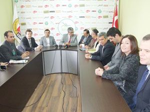Misafir gazeteciler Cemiyeti ziyaret etti